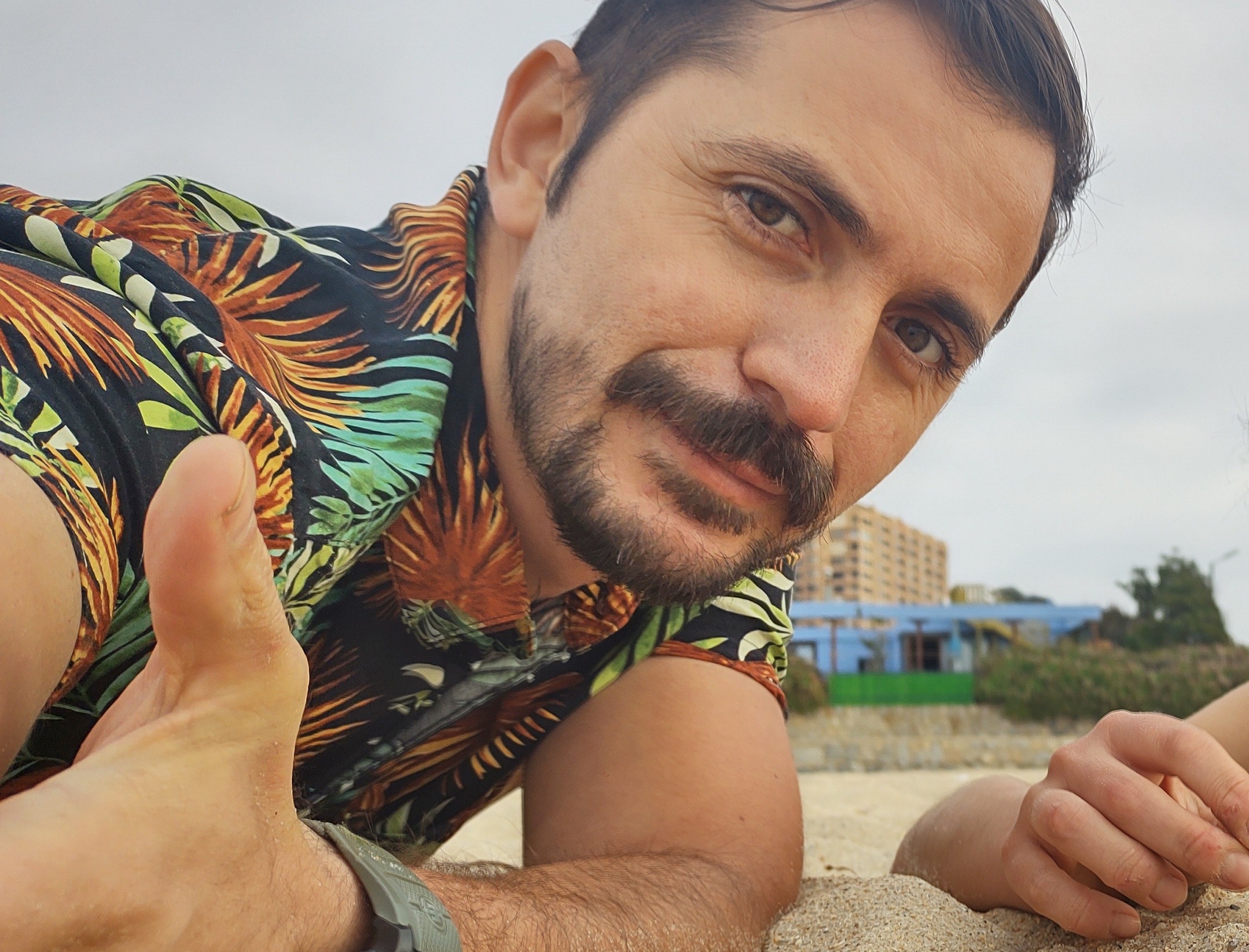 rostro de hombre en la playa